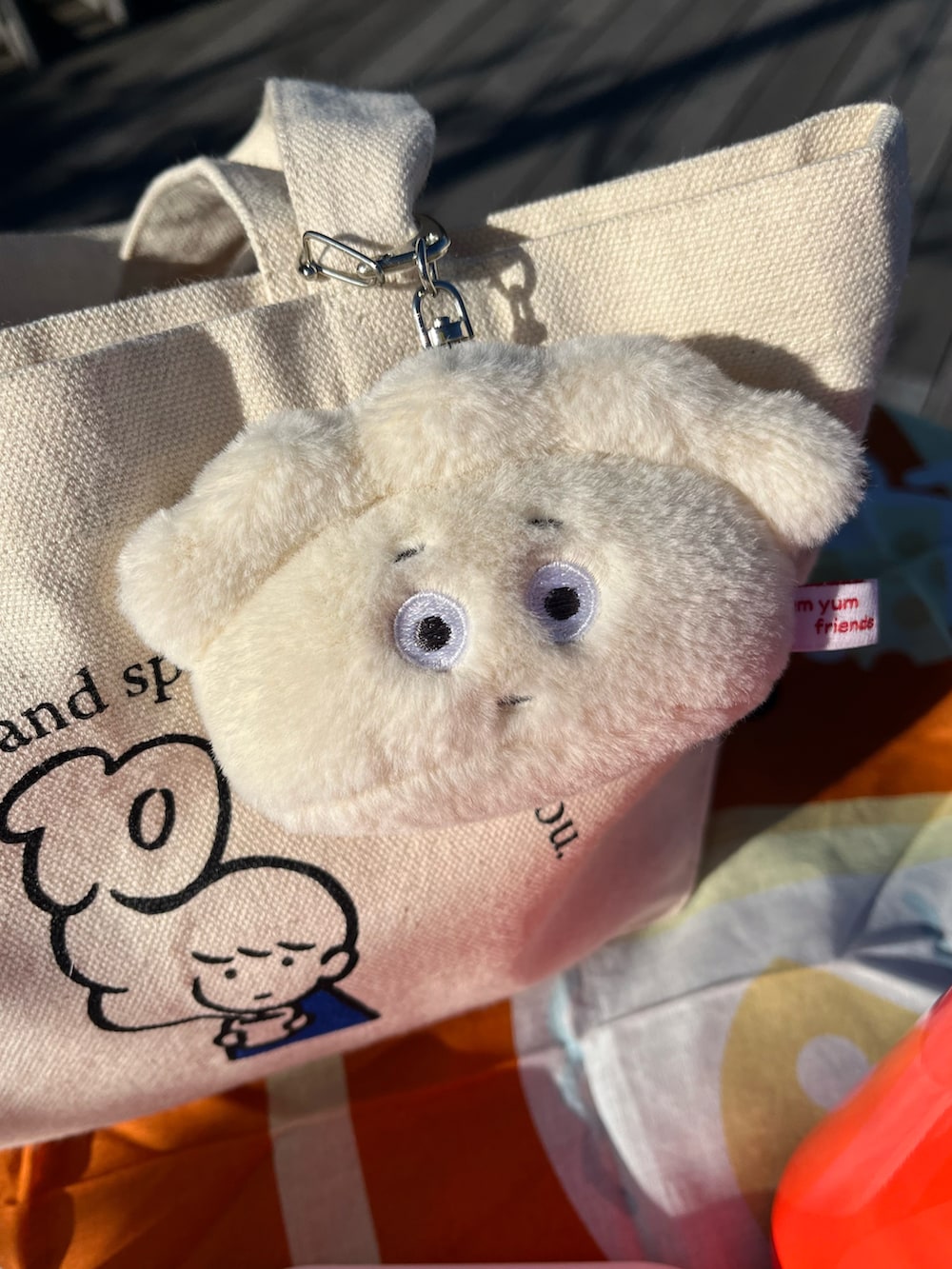 ホワイト系のお弁当箱、ホワイト系のチャームを着用したレディースの冬コーディネートの3枚目の写真