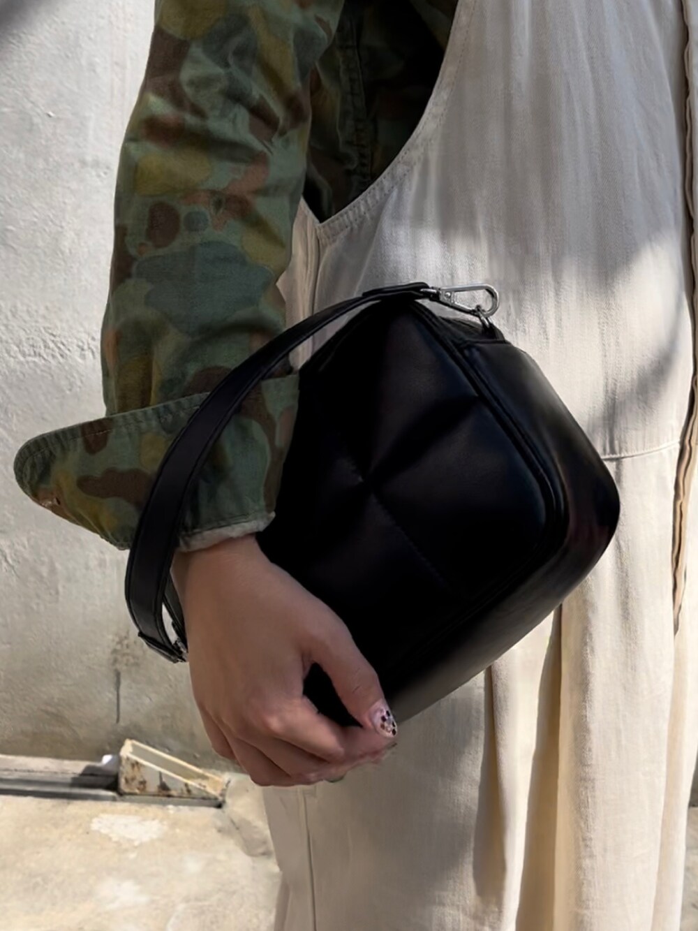 ブラック系のショルダーバッグ、ブラック系のローファー、ホワイト系のワンピース/ドレスを着用したレディースの秋コーディネートの2枚目の写真