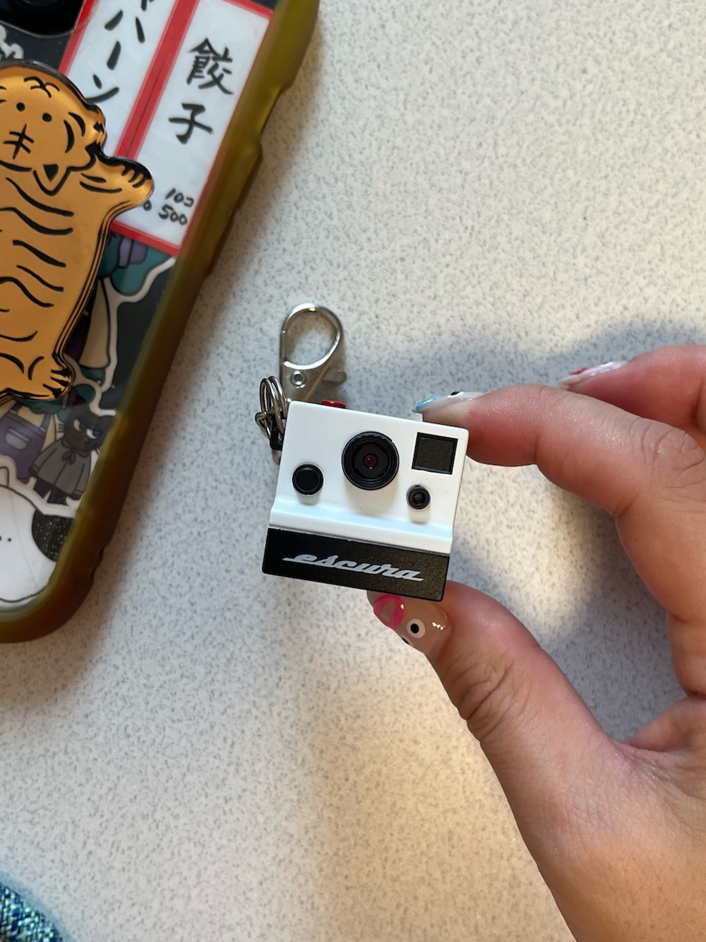 シルバー系の財布、グレー系のポーチ、ホワイト系の生活家電を着用したレディースの秋コーディネートの4枚目の写真