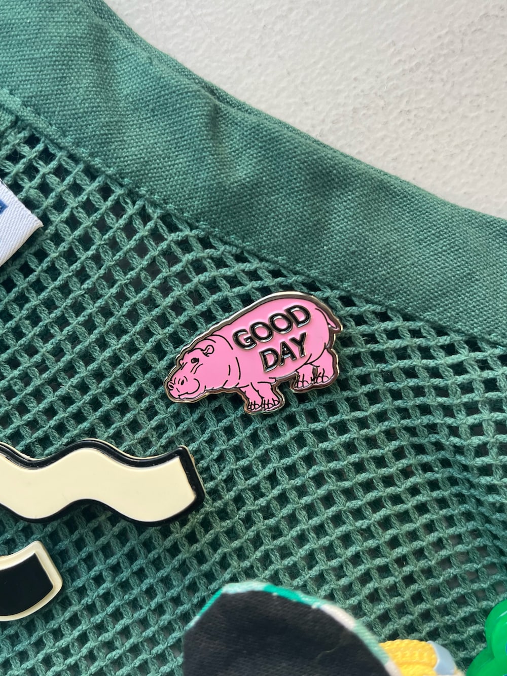 シルバー系の財布、オレンジ系のポーチ、ブルー系のキーホルダーを着用したレディースの春コーディネートの4枚目の写真