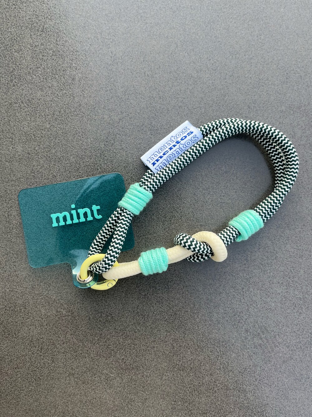 グリーン系のトートバッグ、グリーン系のスマホケース/カバーを着用したレディースの夏コーディネートの3枚目の写真