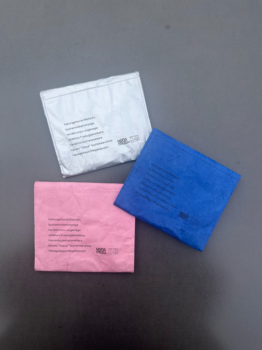 グリーン系のハンドバッグ、グリーン系の財布、ホワイト系のポーチを着用したレディースの春コーディネートの3枚目の写真