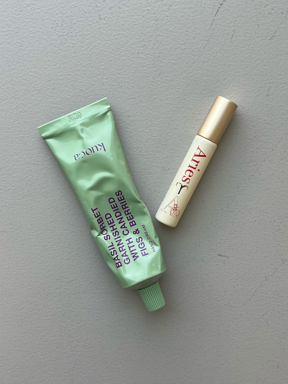 シルバー系のその他小物、ブルー系の香水、レッド系の香水を着用したレディースの春コーディネートの4枚目の写真