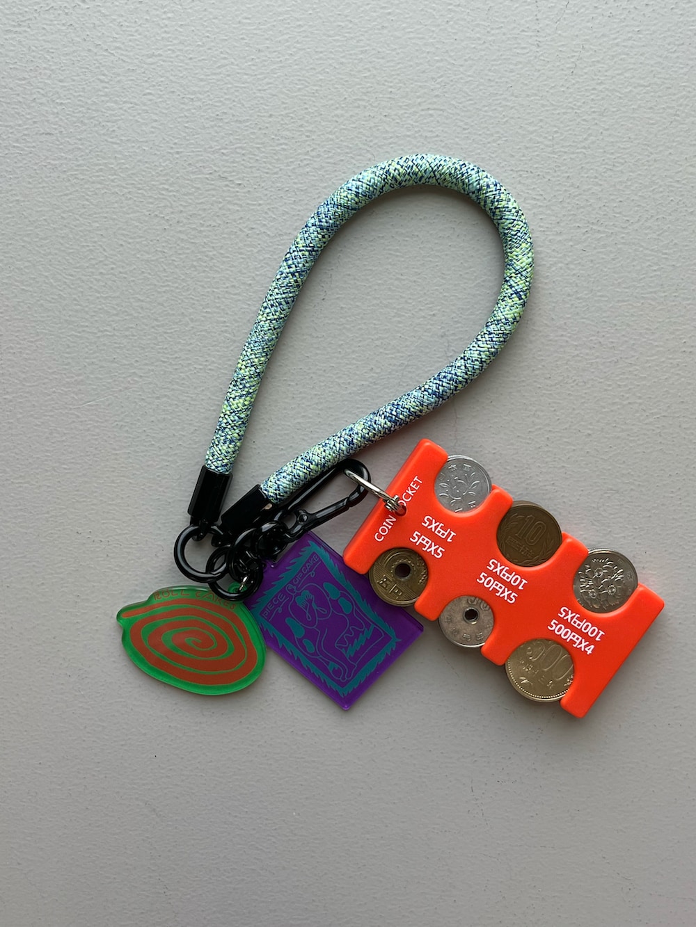 ゴールド系のパスケース、ホワイト系のチャーム、その他の香水を着用したレディースの夏コーディネートの5枚目の写真