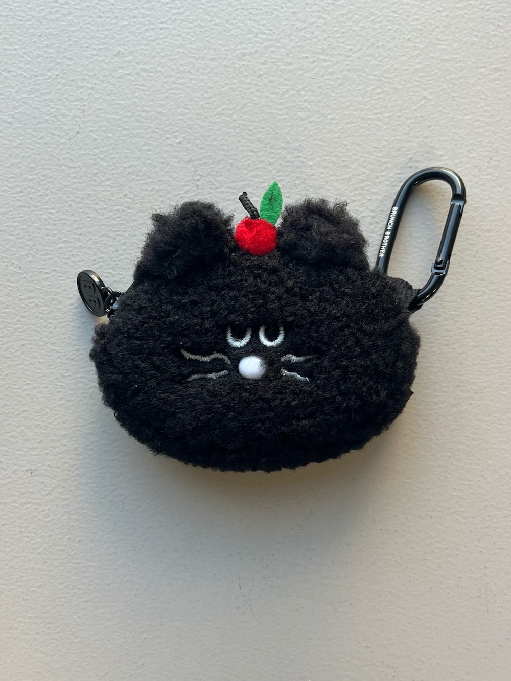 ピンク系のエコバッグ/サブバッグ、ブラック系のチャーム、その他のハンドケア/ハンドクリームを着用したレディースの春コーディネートの3枚目の写真