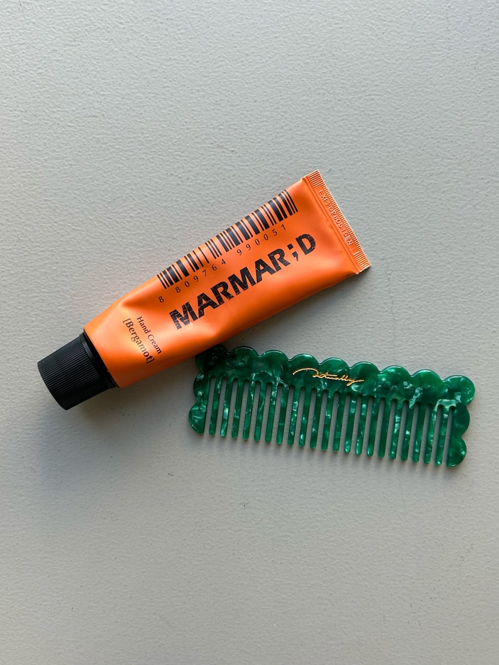 ピンク系のハンドケア/ハンドクリーム、その他のハンドケア/ハンドクリーム、パープル系の香水を着用したレディースの春コーディネートの3枚目の写真