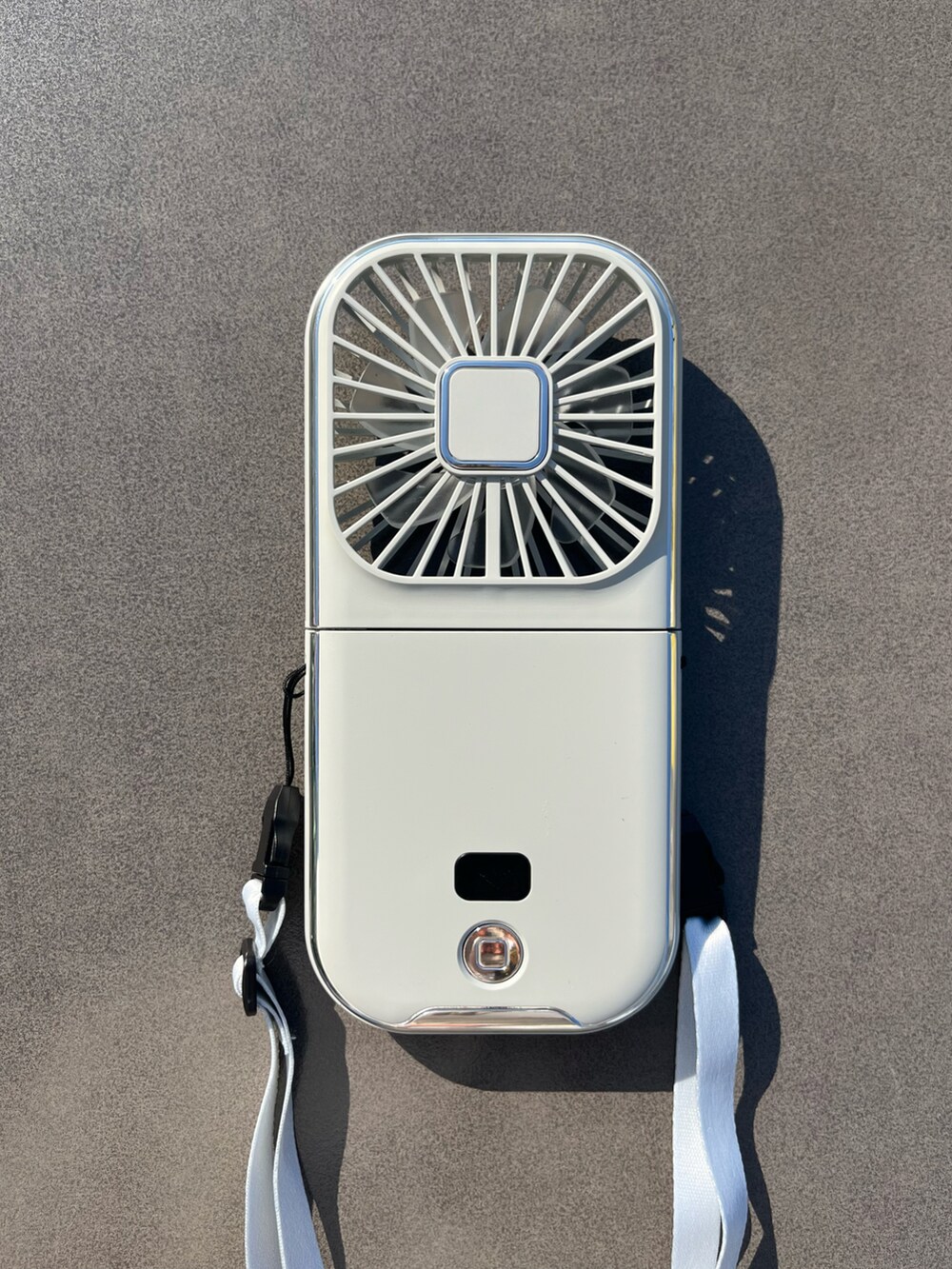 グリーン系のトートバッグ、ブルー系の財布、グレー系の香水を着用したレディースの夏コーディネートの3枚目の写真