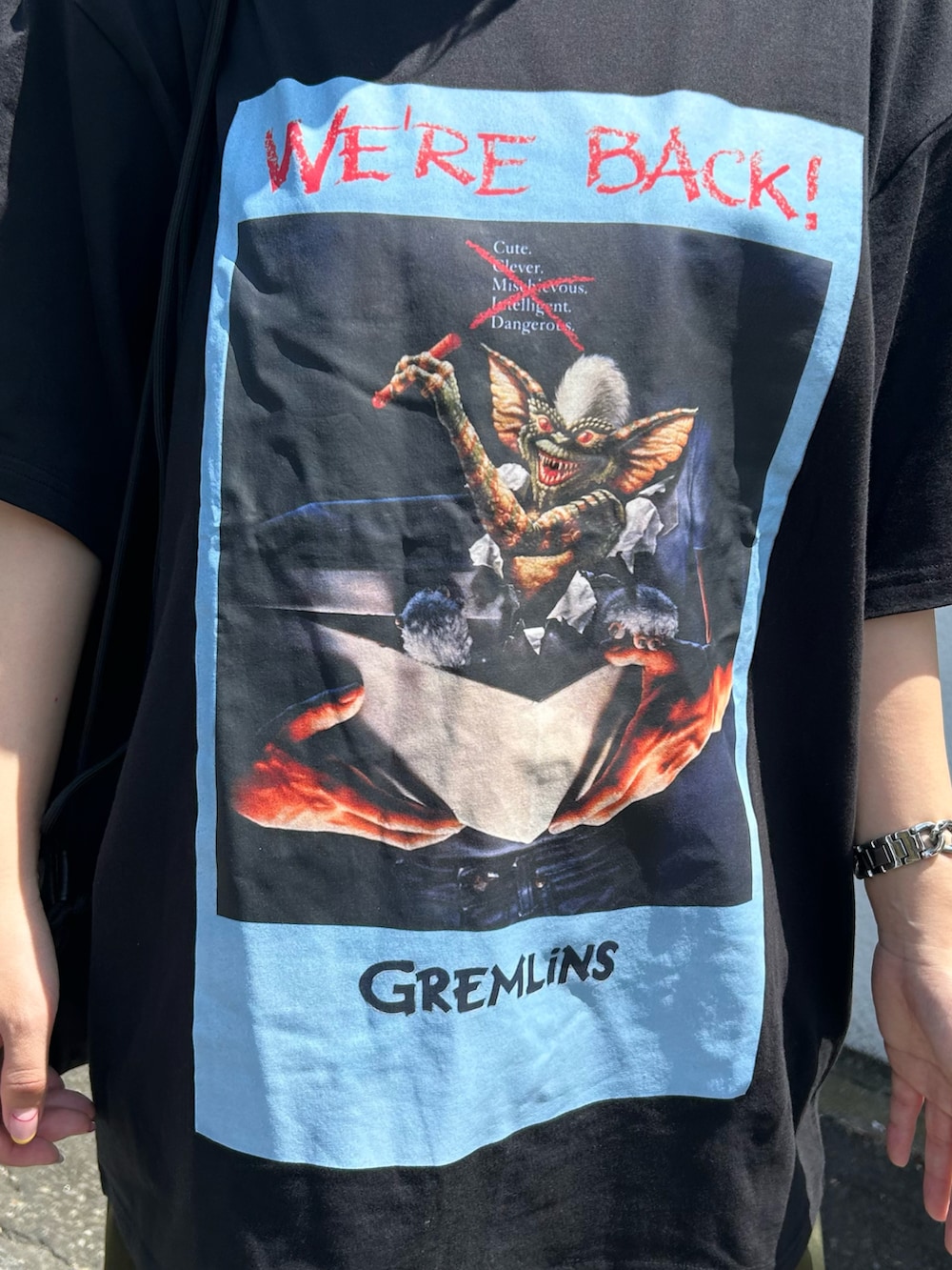 ブラック系のTシャツ/カットソー、グリーン系のその他パンツ、ホワイト系のスニーカーを着用したレディースの夏コーディネートの2枚目の写真