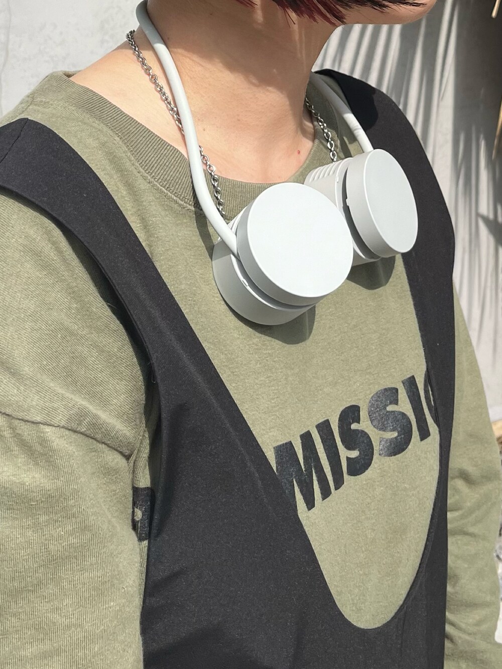 グリーン系のTシャツ/カットソー、グレー系の生活家電を着用したレディースの春コーディネートの2枚目の写真