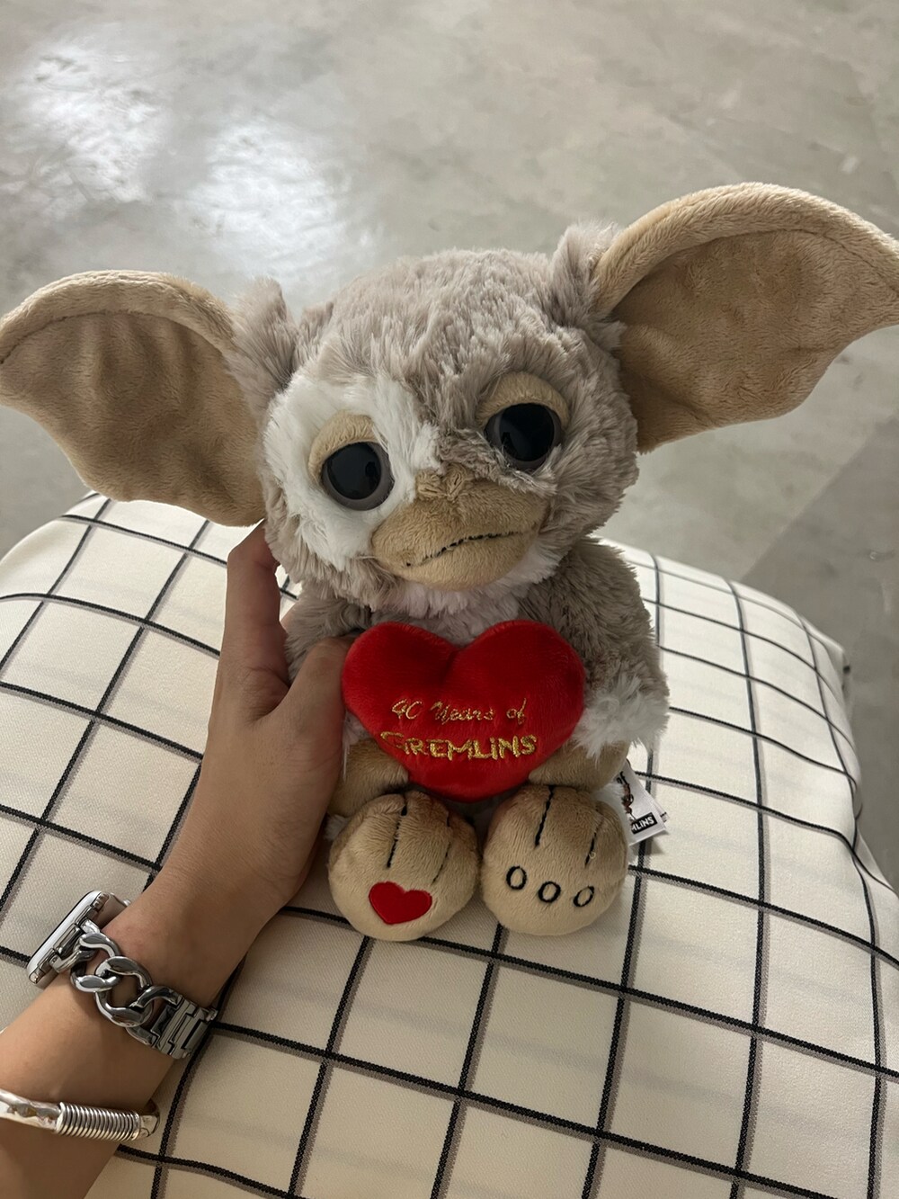 グレー系のおもちゃを着用したレディースの秋コーディネートの2枚目の写真