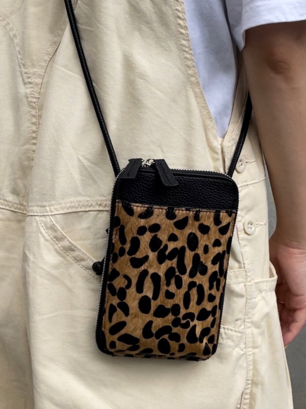 その他のショルダーバッグ、ベージュ系のサロペット/オーバーオール、ホワイト系のスニーカーを着用したレディースの夏コーディネートの3枚目の写真