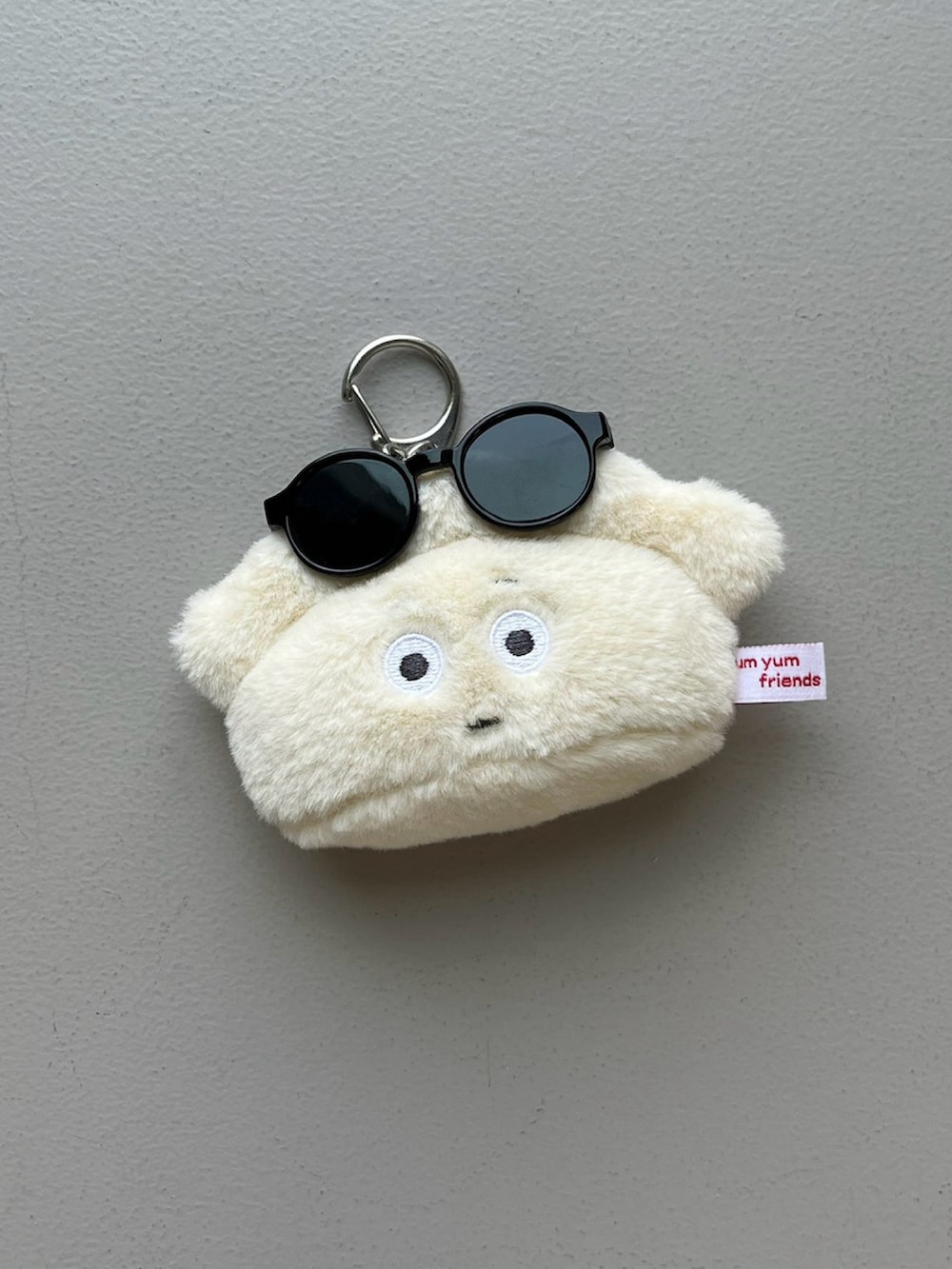 ゴールド系のパスケース、ホワイト系のチャーム、その他の香水を着用したレディースの夏コーディネートの4枚目の写真