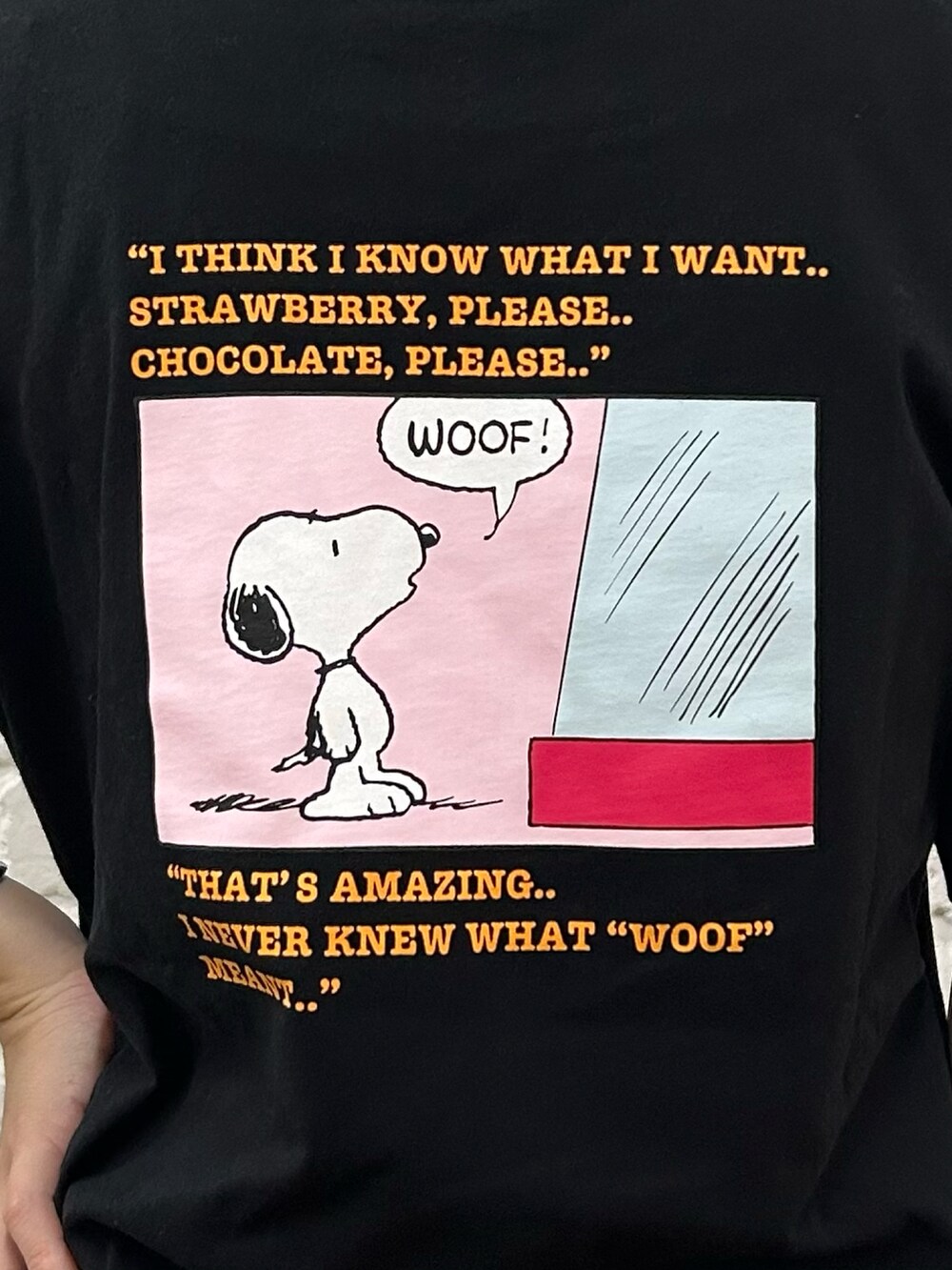 ブラック系のTシャツ/カットソーを着用したレディースの春コーディネートの2枚目の写真