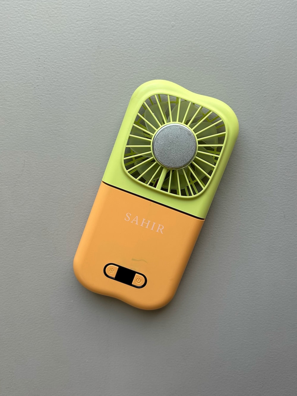ブルー系のポーチ、ピンク系の生活家電、ホワイト系のチャームを着用したレディースの春コーディネートの3枚目の写真