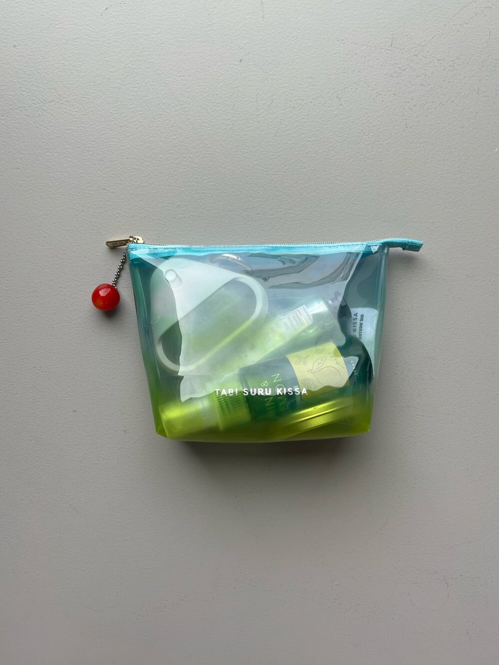 ブルー系のTシャツ/カットソー、ピンク系のトートバッグ、パープル系の折りたたみ傘を着用したレディースの夏コーディネートの2枚目の写真