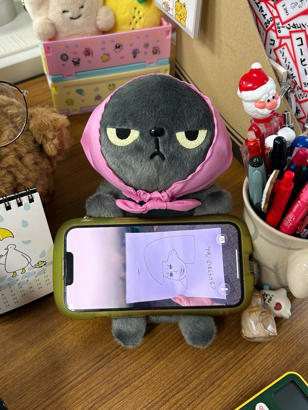 グレー系のスマホグッズ、ホワイト系のチャーム、グリーン系のステーショナリーを着用したレディースの夏コーディネートの2枚目の写真