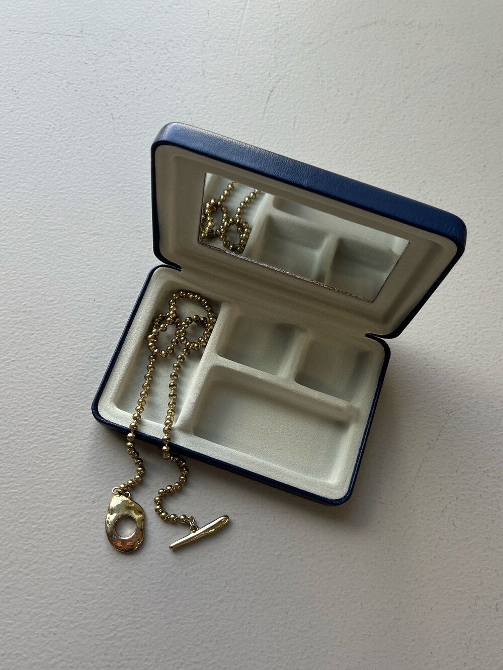 その他のハンドケア/ハンドクリーム、グリーン系のその他小物、ブルー系のポーチを着用したレディースの秋コーディネートの4枚目の写真