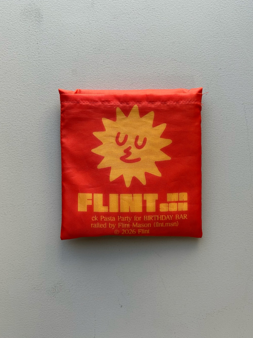 オレンジ系のエコバッグ/サブバッグ、オレンジ系のステッカー/テープ、その他のハンドケア/ハンドクリームを着用したレディースの春コーディネートの3枚目の写真