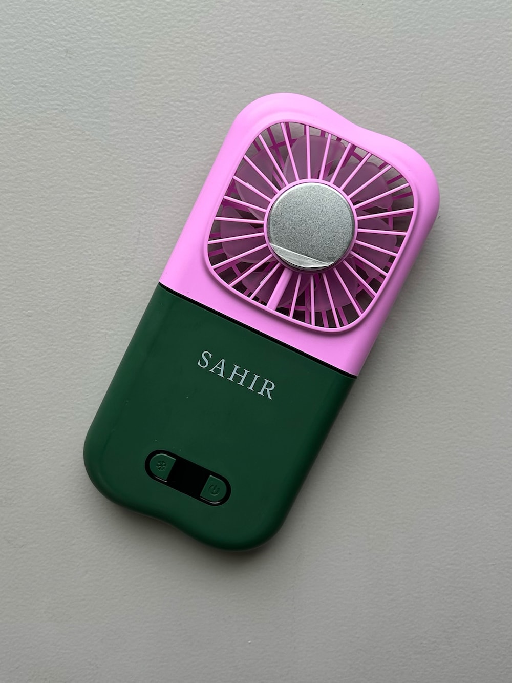 グレー系のポーチ、ベージュ系の財布、ピンク系の生活家電を着用したレディースの春コーディネートの4枚目の写真