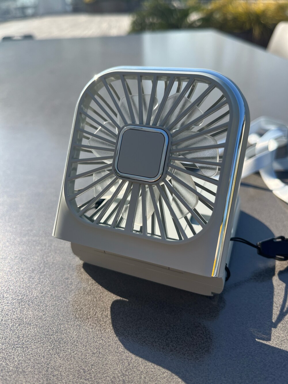 ホワイト系のハット、グレー系の生活家電、ベージュ系のキッチン家電を着用したレディースの春コーディネートの5枚目の写真