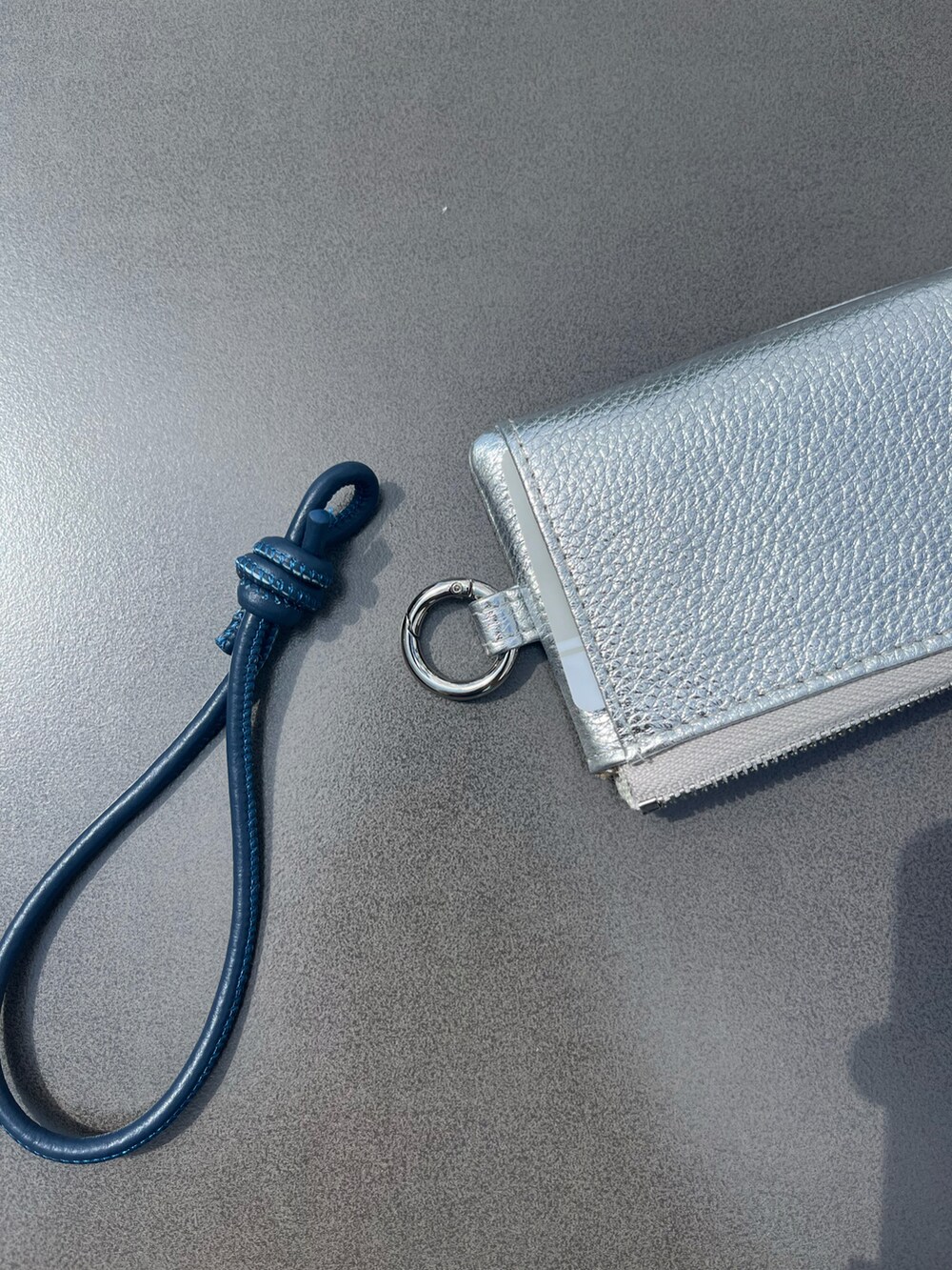 シルバー系の財布、ブラック系の財布、その他の財布を着用したレディースの夏コーディネートの5枚目の写真