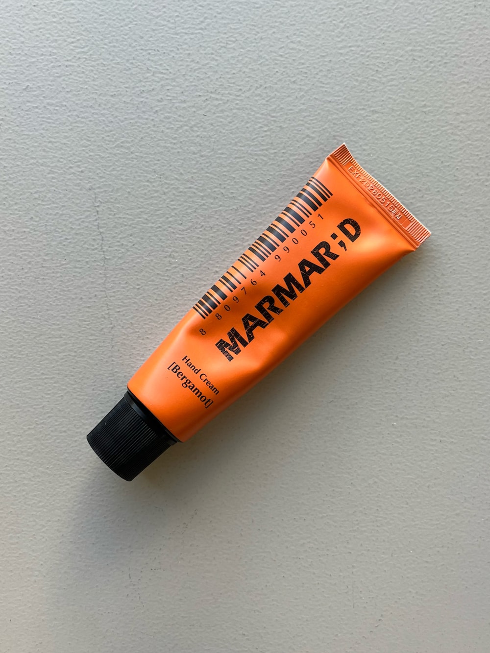 グレー系のポーチ、シルバー系のポーチ、パープル系の香水を着用したレディースの春コーディネートの4枚目の写真