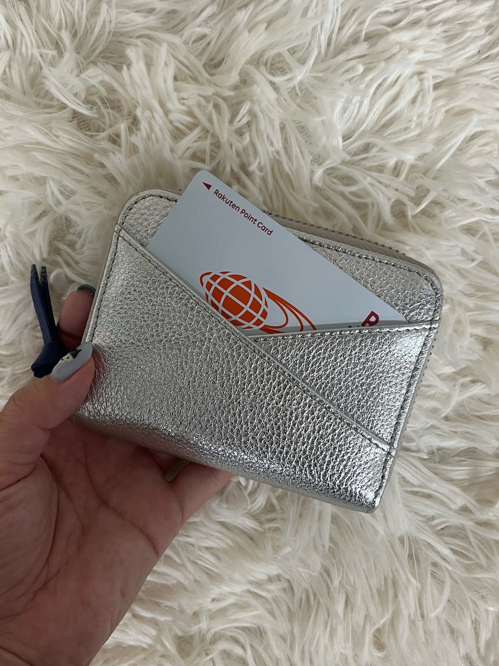 シルバー系の財布を着用したレディースの秋コーディネートの2枚目の写真