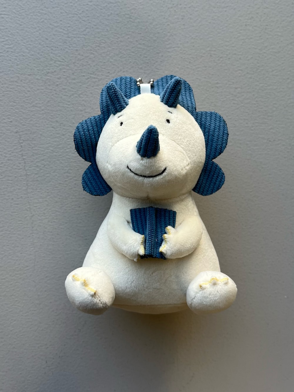 グレー系のポーチ、ベージュ系の財布、ブルー系の生活家電を着用したレディースの春コーディネートの2枚目の写真