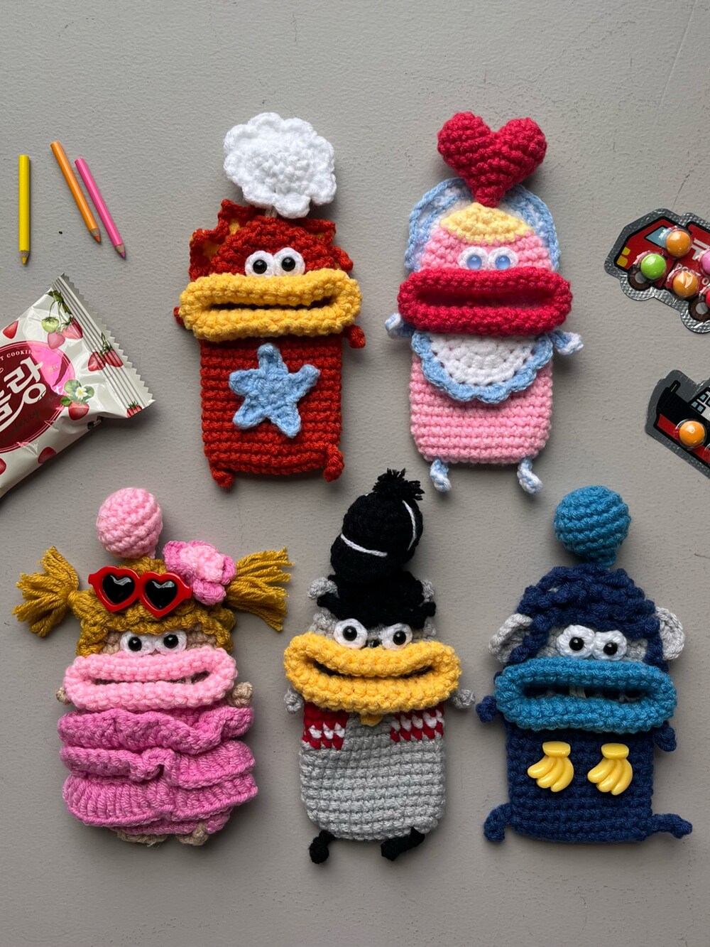 シルバー系の財布、ブルー系のハンカチ/ハンドタオル、ピンク系のキーケース/キーアクセサリーを着用したレディースの冬コーディネートの3枚目の写真