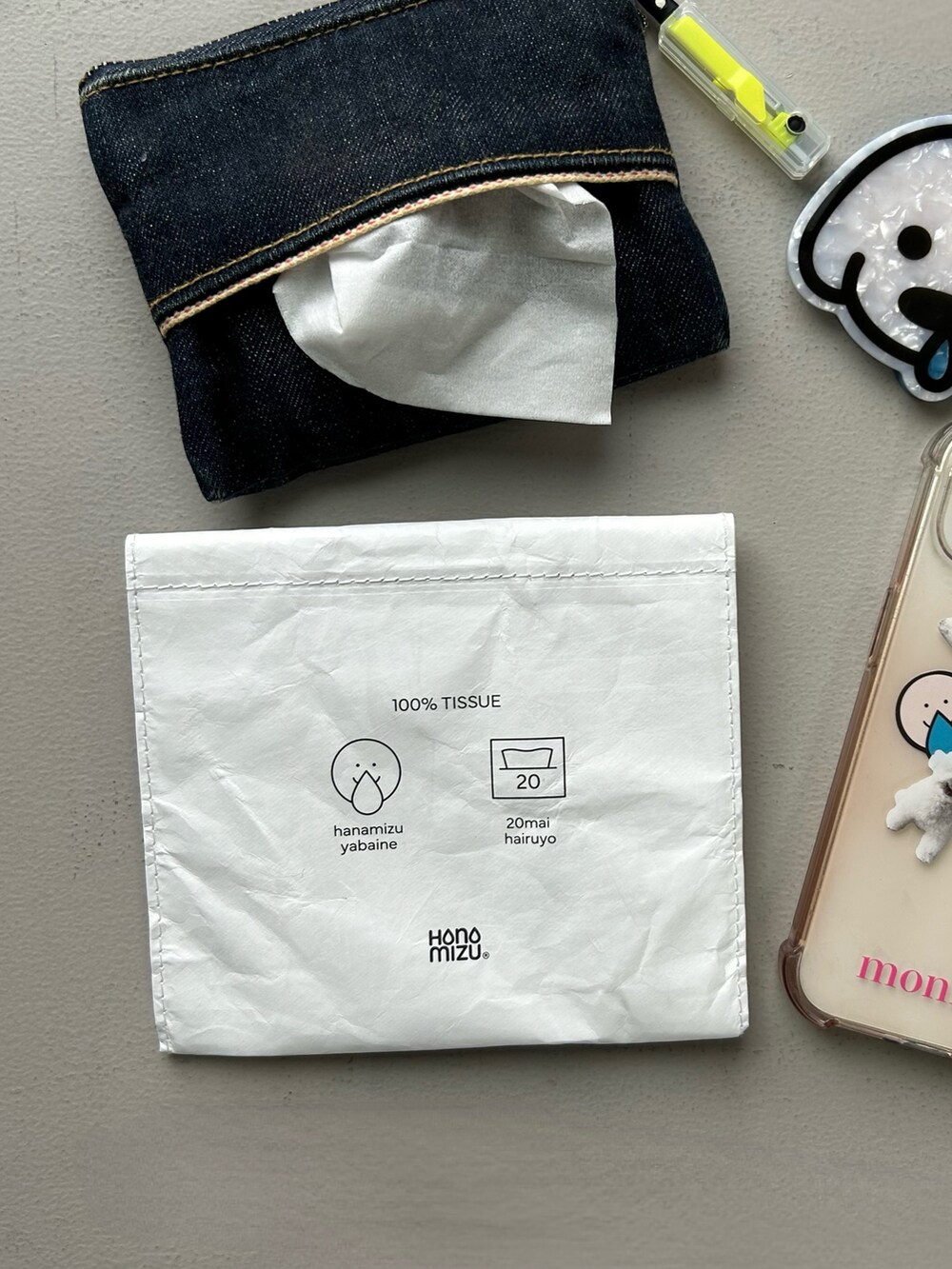 その他のその他ボディ・ヘアケア、シルバー系の財布、ホワイト系のポーチを着用したレディースの春コーディネートの2枚目の写真