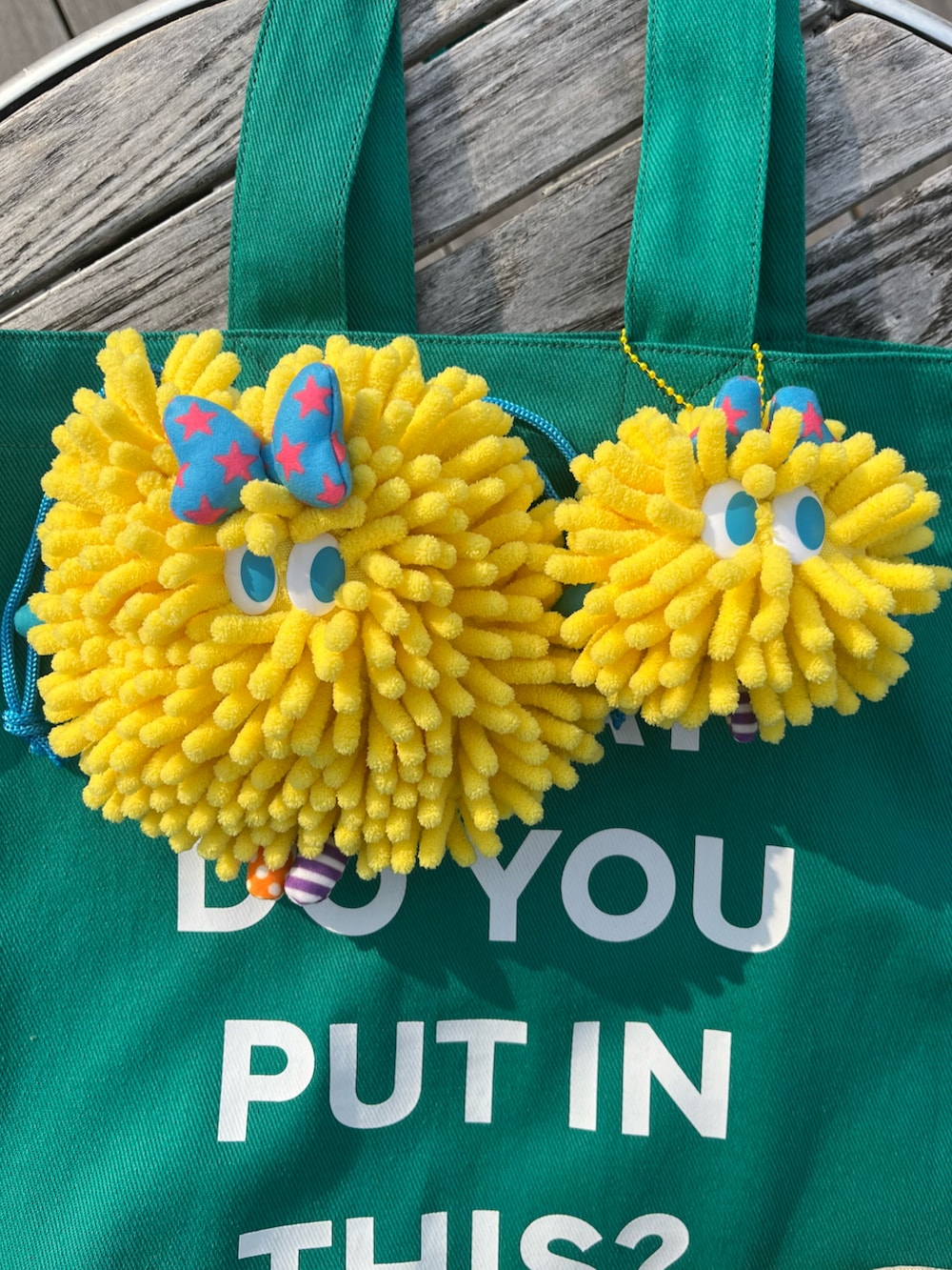 グリーン系のトートバッグ、イエロー系のポーチ、その他のハンドケア/ハンドクリームを着用したレディースの夏コーディネートの2枚目の写真