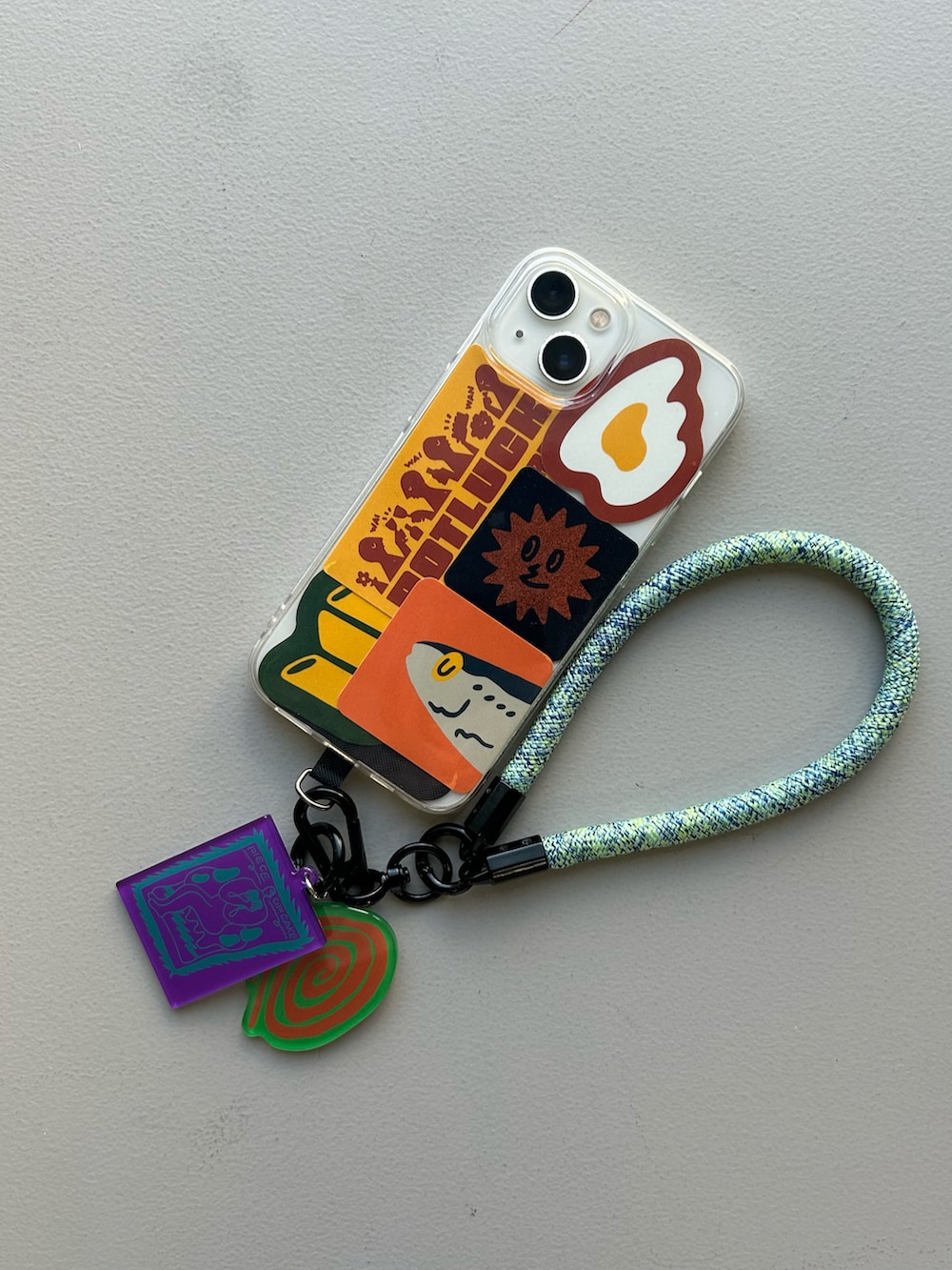 オレンジ系のエコバッグ/サブバッグ、オレンジ系のステッカー/テープ、その他のハンドケア/ハンドクリームを着用したレディースの春コーディネートの2枚目の写真