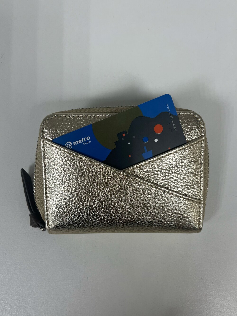 グレー系のトートバッグ、ブラック系の財布、ブラック系のハットを着用したレディースの夏コーディネートの5枚目の写真