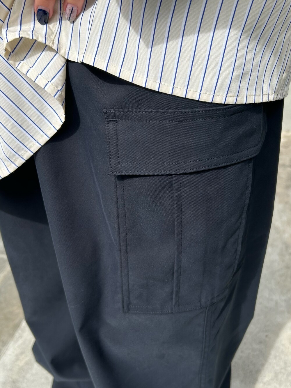 ブルー系のカーゴパンツ、イエロー系のシャツ/ブラウス、ブルー系のベストを着用したレディースの春コーディネートの4枚目の写真