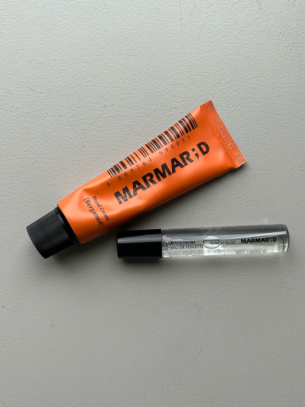 グレー系のポーチ、ベージュ系の財布、グリーン系の手鏡/メイクミラーを着用したレディースの春コーディネートの3枚目の写真