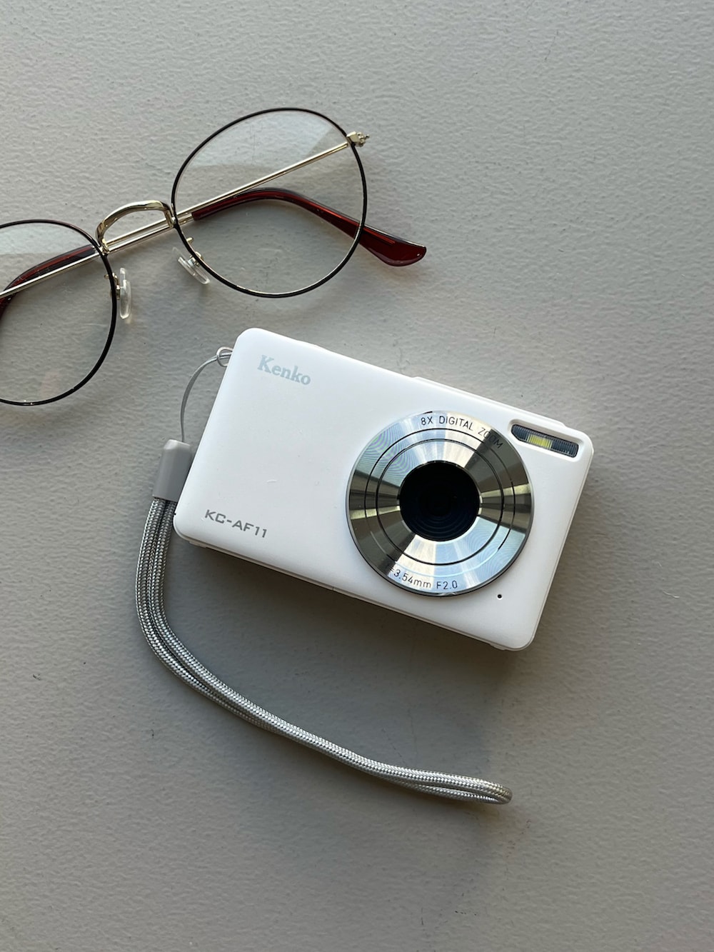 イエロー系の財布、ホワイト系のカメラ/カメラグッズ、ブラック系のハンドケア/ハンドクリームを着用したレディースの春コーディネートの3枚目の写真