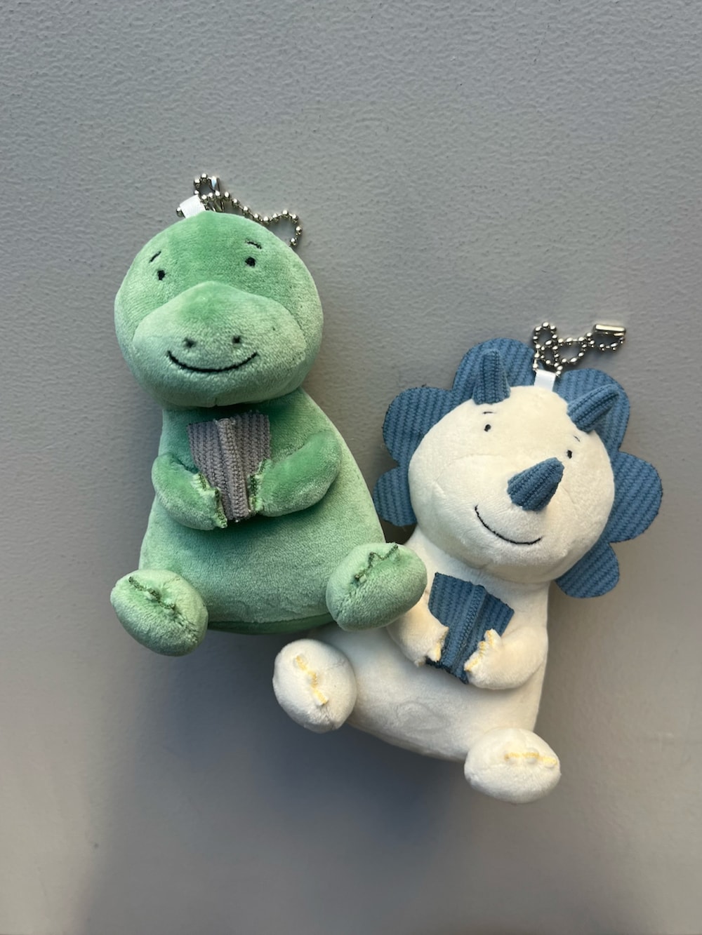 オレンジ系のチャーム、グリーン系のチャーム、その他のハンドケア/ハンドクリームを着用したレディースの春コーディネートの2枚目の写真