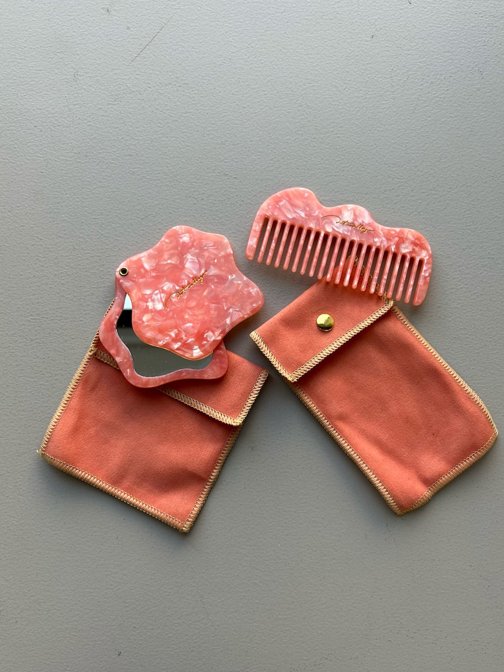 グレー系のスマホグッズ、ベージュ系の財布、グレー系のポーチを着用したレディースの春コーディネートの5枚目の写真