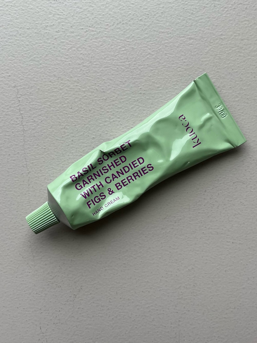 ホワイト系のチャーム、ホワイト系の手鏡/メイクミラーを着用したレディースの冬コーディネートの4枚目の写真