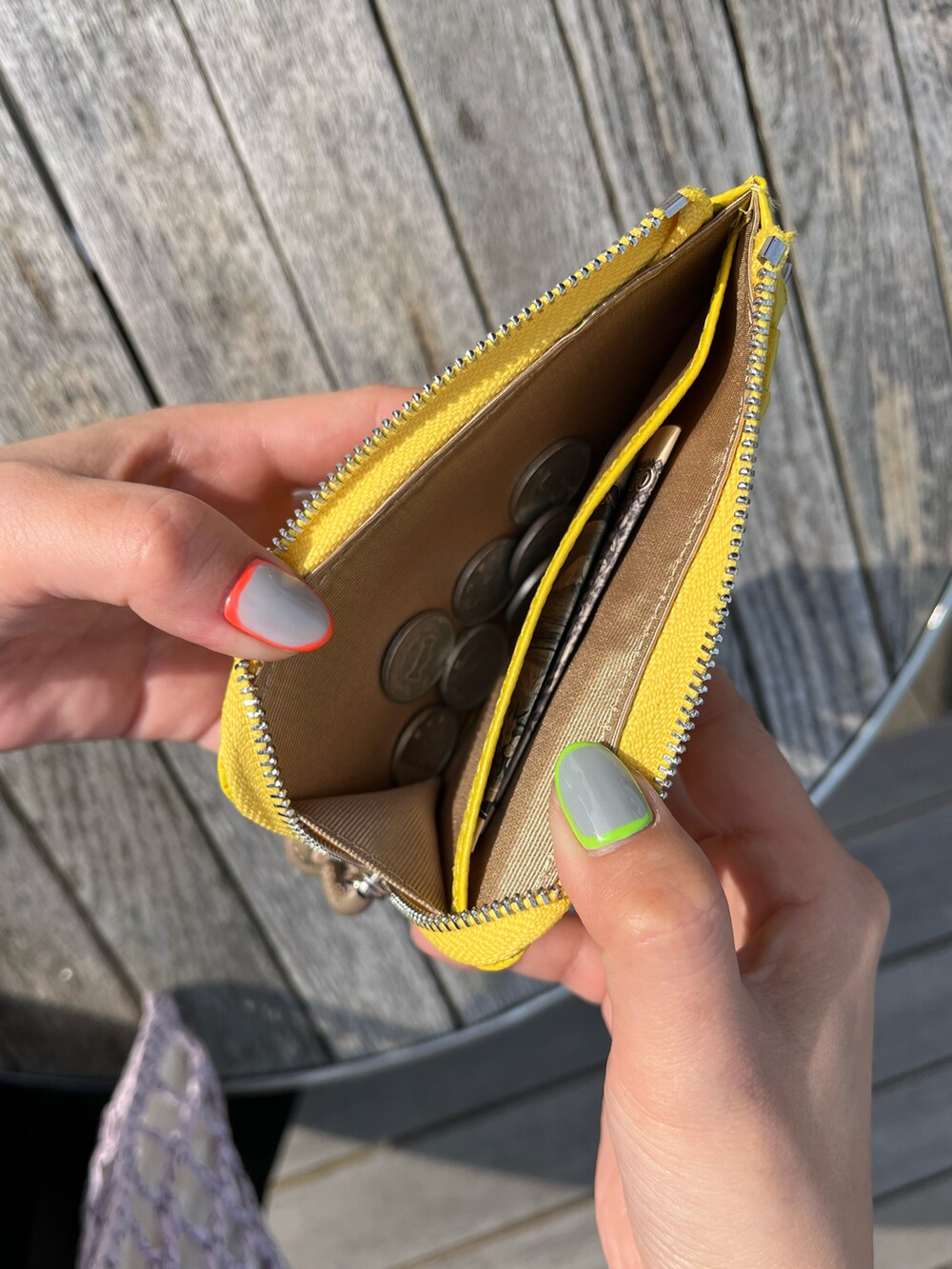 パープル系のトートバッグ、イエロー系の財布、ホワイト系のポーチを着用したレディースの春コーディネートの3枚目の写真