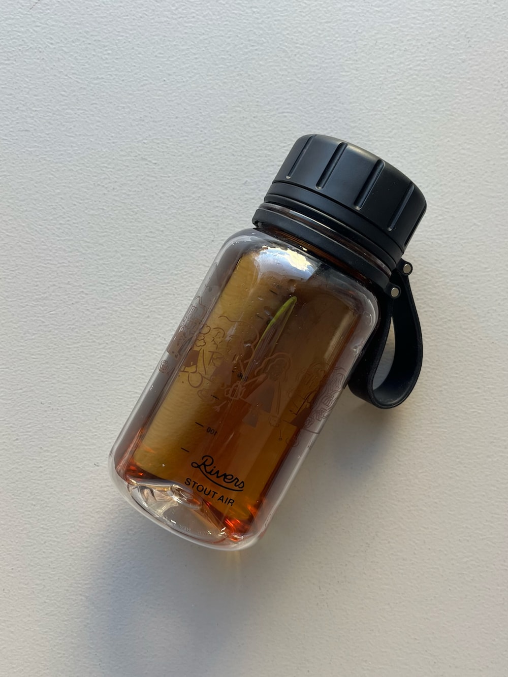 グリーン系の財布、ブラック系のポーチ、ブラック系の水筒を着用したレディースの秋コーディネートの4枚目の写真