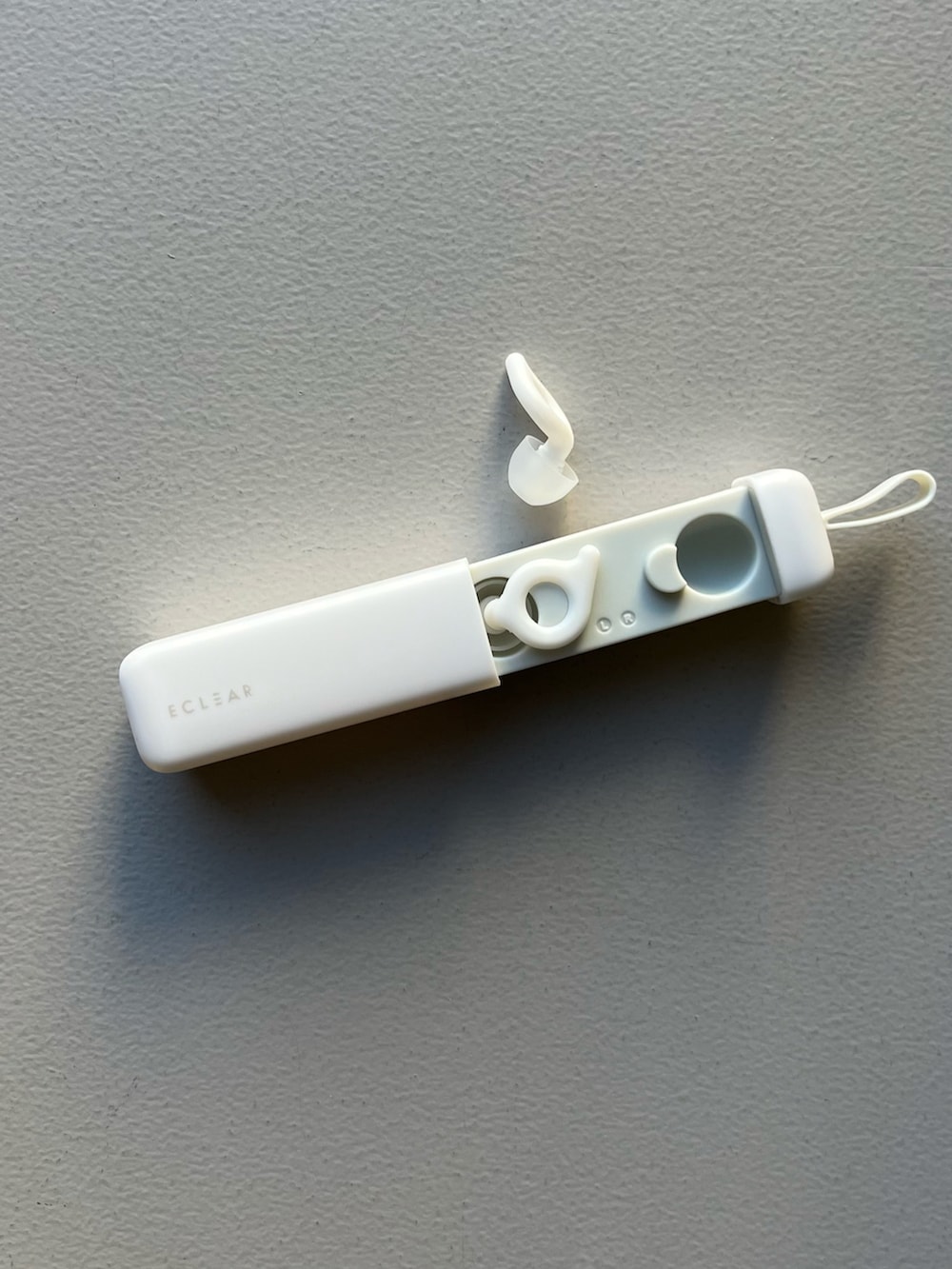 イエロー系のパスケース、イエロー系のポーチ、ブラック系のヘアブラシを着用したレディースの春コーディネートの4枚目の写真