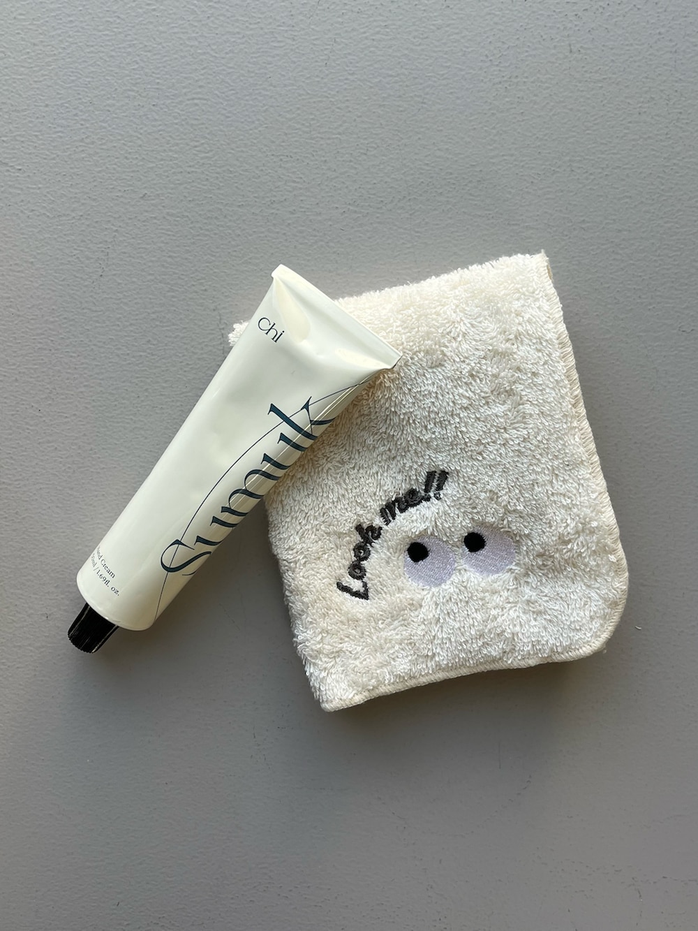 グレー系のポーチ、ホワイト系のハンカチ/ハンドタオル、グリーン系の名刺入れを着用したレディースの秋コーディネートの5枚目の写真