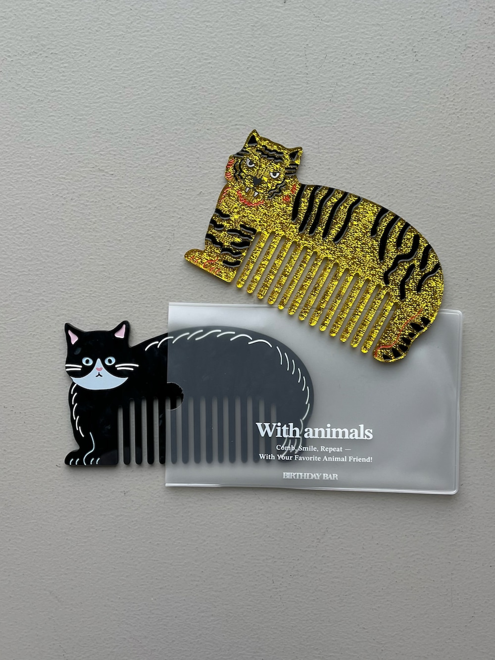 グレー系のポーチ、ホワイト系の財布を着用したレディースの秋コーディネートの3枚目の写真