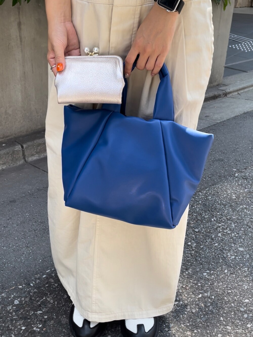 ホワイト系のサロペット/オーバーオール、ホワイト系のトップス、ホワイト系のスニーカーを着用したレディースの夏コーディネートの2枚目の写真