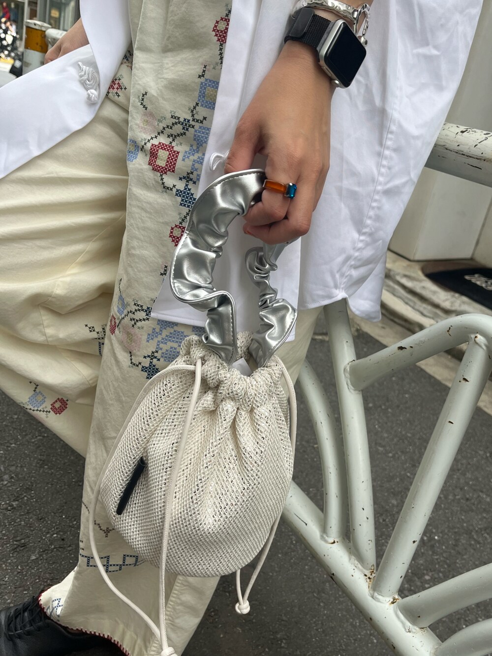 ホワイト系のその他パンツ、ブラック系のドレスシューズ、ホワイト系のトートバッグを着用したレディースの春コーディネートの2枚目の写真