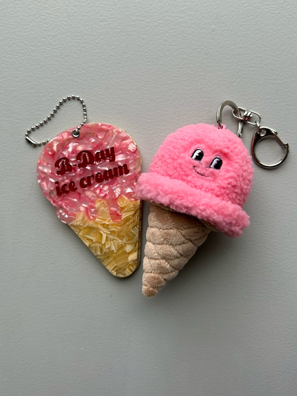 イエロー系のポーチ、オレンジ系の財布、その他のハンドケア/ハンドクリームを着用したレディースの春コーディネートの5枚目の写真