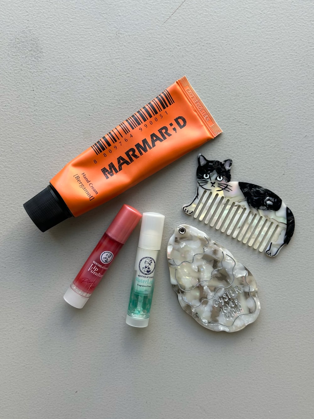 オレンジ系のエコバッグ/サブバッグ、オレンジ系のステッカー/テープ、その他のハンドケア/ハンドクリームを着用したレディースの春コーディネートの5枚目の写真