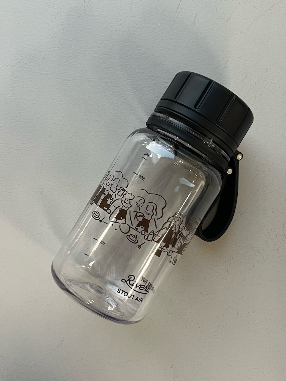 イエロー系の財布、ブラック系の水筒、オレンジ系の生活家電を着用したレディースの秋コーディネートの2枚目の写真