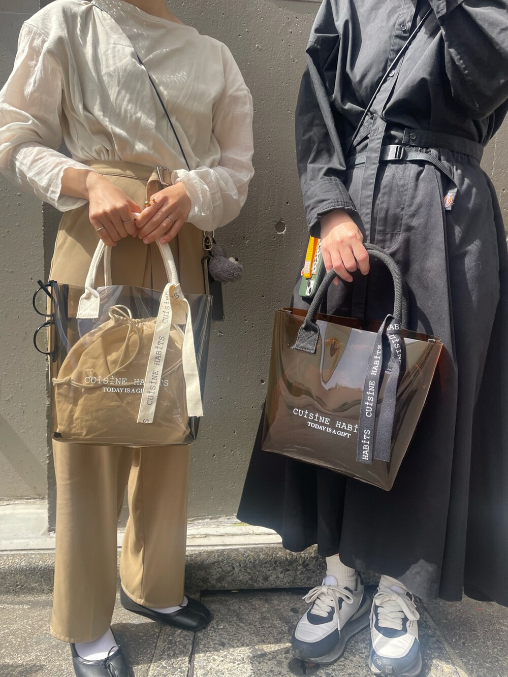 ブラック系のトートバッグ、ホワイト系のトートバッグ、ブラック系のスカートを着用したレディースの春コーディネートの3枚目の写真